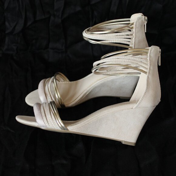 ALDO 6.5 US cream gold finishings ankle sandal - Picture 2 of 4